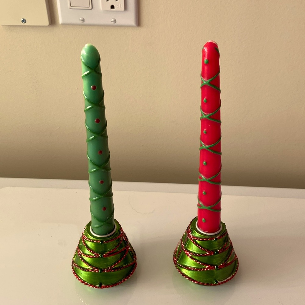 🆕 pair of festive candles and holders.